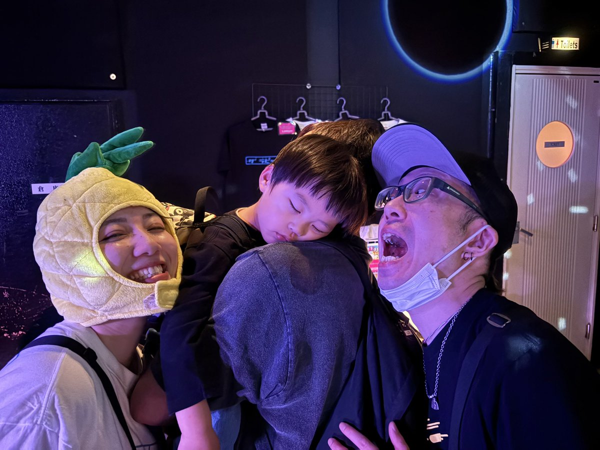 hamachin0522's tweet photo. パイナッポーで出し切った息子氏は大満足で電池切れ笑
昼過ぎから酒飲みながら最高の音楽を楽しめて本当に最高のイベントだったし、見に来れた自分はマヂもんで幸せだと思うのですよ!
企画の #iso41 さんありがとうございました!
今日あの場にいた皆様に幸あれ♪
#新松戸FIREBIRD
#Itsnottooearly https://t.co/l3gf3cr0D7