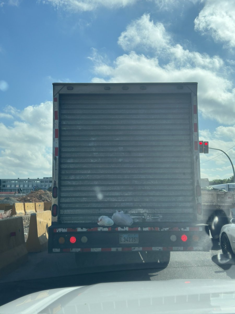 EricBernal's tweet photo. Nueva forma de sacar la basura. https://t.co/mr3EBejDV3