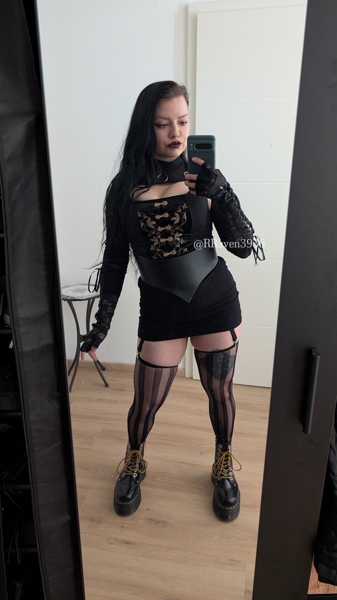 Mistress Reyna Raven tweet media