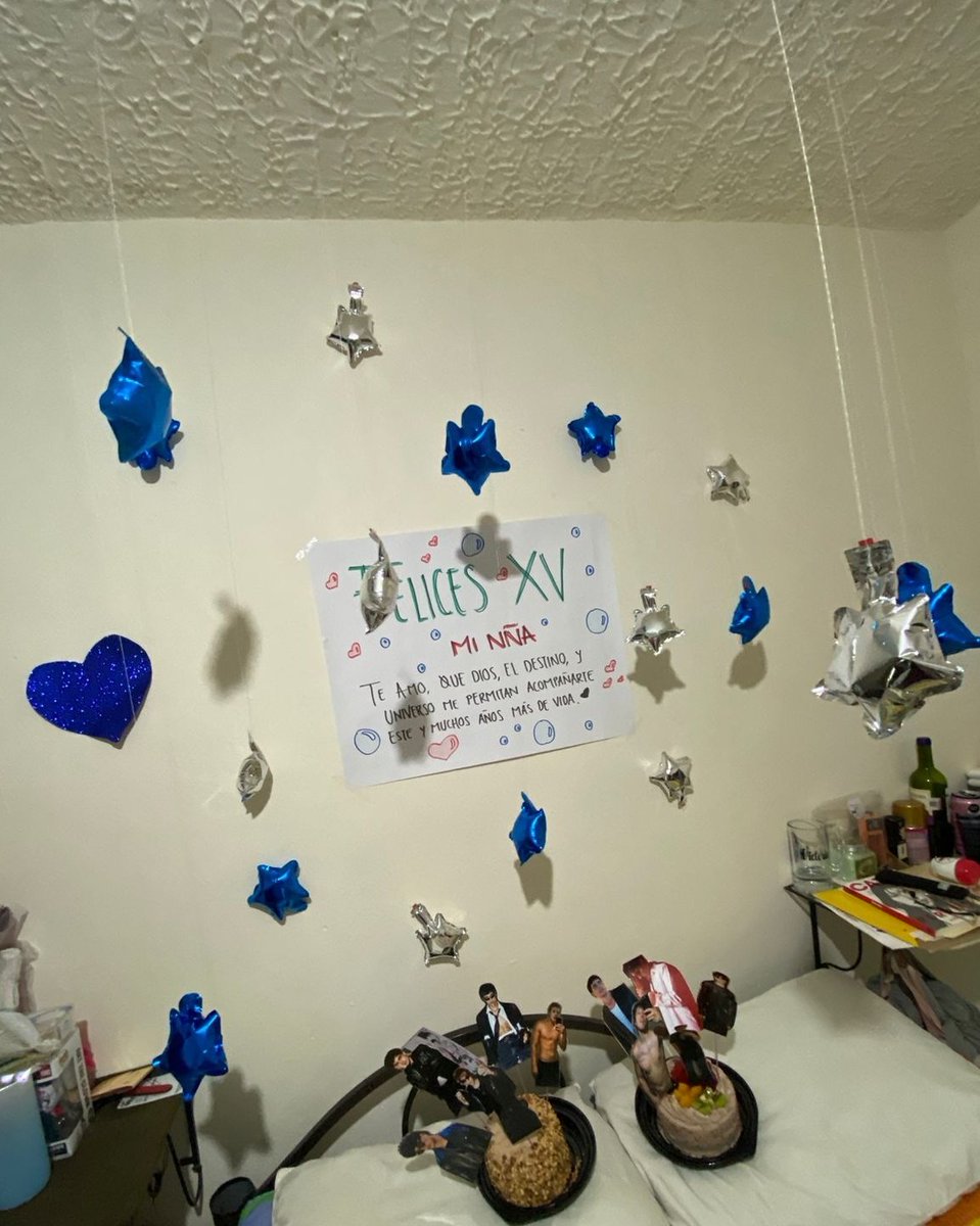 Ferny_AL_'s tweet photo. El día lunes fue mi cumpleaños #25 mi novia me llevó a cenar. Ayer llegando del trabajo me preparó una sorpresa...al entrar a nuestro cuarto ví esto: https://t.co/yhYISX7e5B