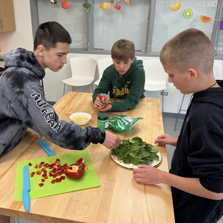 PrairieGrove46's tweet photo. Building a better frozen pizza 🍕
Our 7th graders got creative by adding fruits, veggies, and extra protein to create a more balanced meal, proving you can make healthier choices without giving up your favorites! https://t.co/HwGDvTK1FX