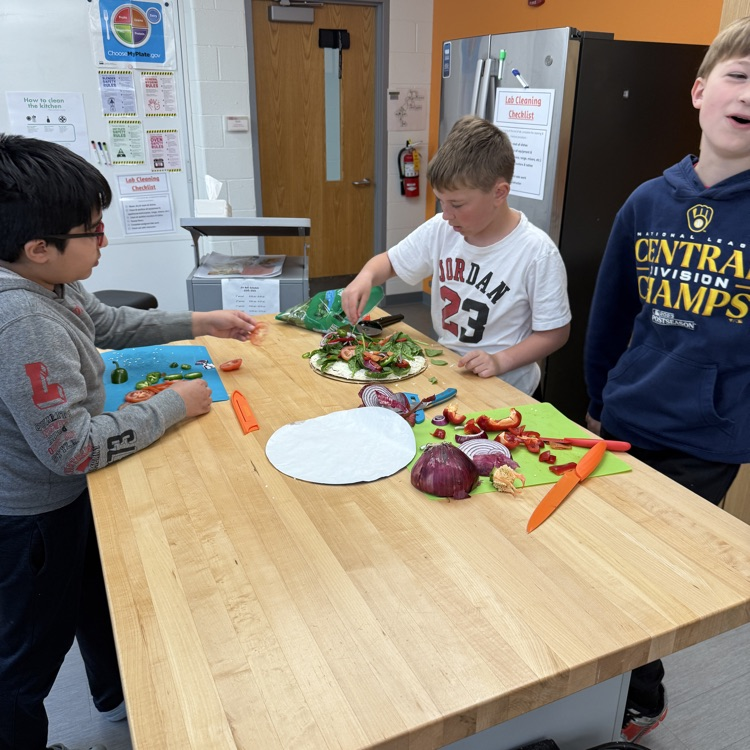 PrairieGrove46's tweet photo. Building a better frozen pizza 🍕
Our 7th graders got creative by adding fruits, veggies, and extra protein to create a more balanced meal, proving you can make healthier choices without giving up your favorites! https://t.co/HwGDvTK1FX