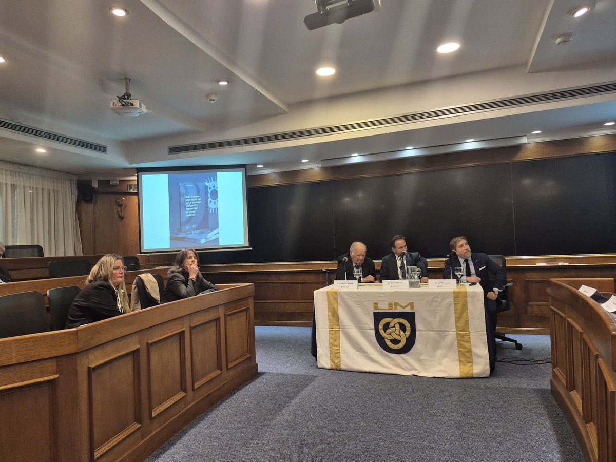 EmbajadaEspUy's tweet photo. Asistimos a la interesante presentación del libro "OCDE: El acceso como hoja de ruta para el desarrollo y la inserción internacional de un país periférico" de @cloaizakeel en la @UnivMontevideo, con la paricipación del Cr. Enrique Iglesias y de @IgnacioMunyo https://t.co/SdsI5gTjEr