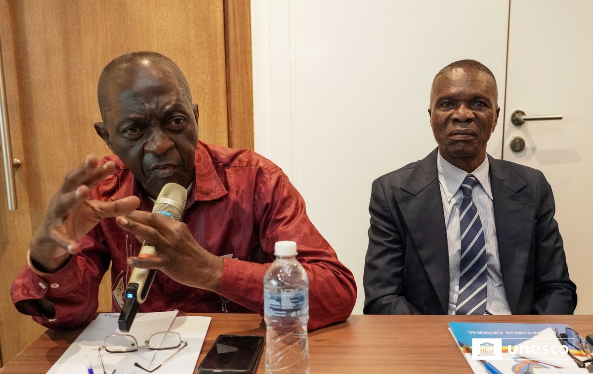 UNESCOKinshasa's tweet photo. 📚 𝗥𝗲𝗻𝗳𝗼𝗿𝗰𝗲𝗿 𝗹𝗮 𝗾𝘂𝗮𝗹𝗶𝘁𝗲́ 𝗱𝗲 𝗹𝗮 𝗳𝗼𝗿𝗺𝗮𝘁𝗶𝗼𝗻 𝗶𝗻𝗶𝘁𝗶𝗮𝗹𝗲 𝗲𝘁 𝗰𝗼𝗻𝘁𝗿𝗶𝗯𝘂𝗲𝗿 𝗮̀ 𝗹𝗮 𝗽𝗿𝗼𝗳𝗲𝘀𝘀𝗶𝗼𝗻𝗻𝗮𝗹𝗶𝘀𝗮𝘁𝗶𝗼𝗻 𝗱𝘂𝗿𝗮𝗯𝗹𝗲 𝗱𝗲 𝗹𝗮 𝗳𝗶𝗹𝗶𝗲̀𝗿𝗲 𝗽𝗲́𝗱𝗮𝗴𝗼𝗴𝗶𝗾𝘂𝗲

☑️ L'#UNESCO a appuyé le ministère de l’Éducation nationale et Nouvelle Citoyenneté dans l'organisation d'un atelier le 04 mai à #Kinshasa, dédié à la présentation des résultats de l'évaluation situationnelle (baseline) du test vocationnel destiné aux élèves des Humanités Pédagogiques Rénovées (#HPR).
☑️ Cette évaluation, menée dans 12 HPR, 12 HP contrôle ainsi que les EPA situées dans les provinces de l’#Équateur, du #KongoCentral et du #Kasaï, a facilité la collecte des informations pertinentes pouvant orienter la bonne mise en oeuvre des activités.
☑️ Le test professionnel et vocationnel ayant couvert toutes les classes des premières années HPR, a permis de mieux cerner les aptitudes, motivations et ainsi que l'attrait à la profession auprès des #élèvesfutursenseignants.

📍 À travers le projet #EFFICACE, soutenu par le Partenariat Mondial pour l’Education (#GPE), l’UNESCO réaffirme son appui aux réformes engagées par le Gouvernement pour la transformation du système éducatif congolais, par et avec des #enseignants qualifiés, la valorisation du métier et l’amélioration des apprentissages.

#UNESCO #RDC #Éducation
#RéformeÉducative #HPR