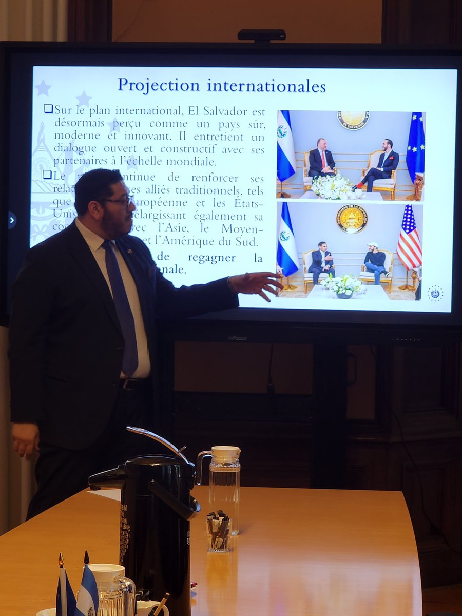 JavierReyes_Sv's tweet photo. Realizamos una presentación sobre El Salvador a alumnos de la Escuela Europea en Bruselas, quienes pronto viajarán a nuestro país en un intercambio cultural. Iniciativas posible gracias al clima de seguridad que vivimos.🇸🇻

Agradecemos al director  por su cálida recepción https://t.co/cOgVReiMBc