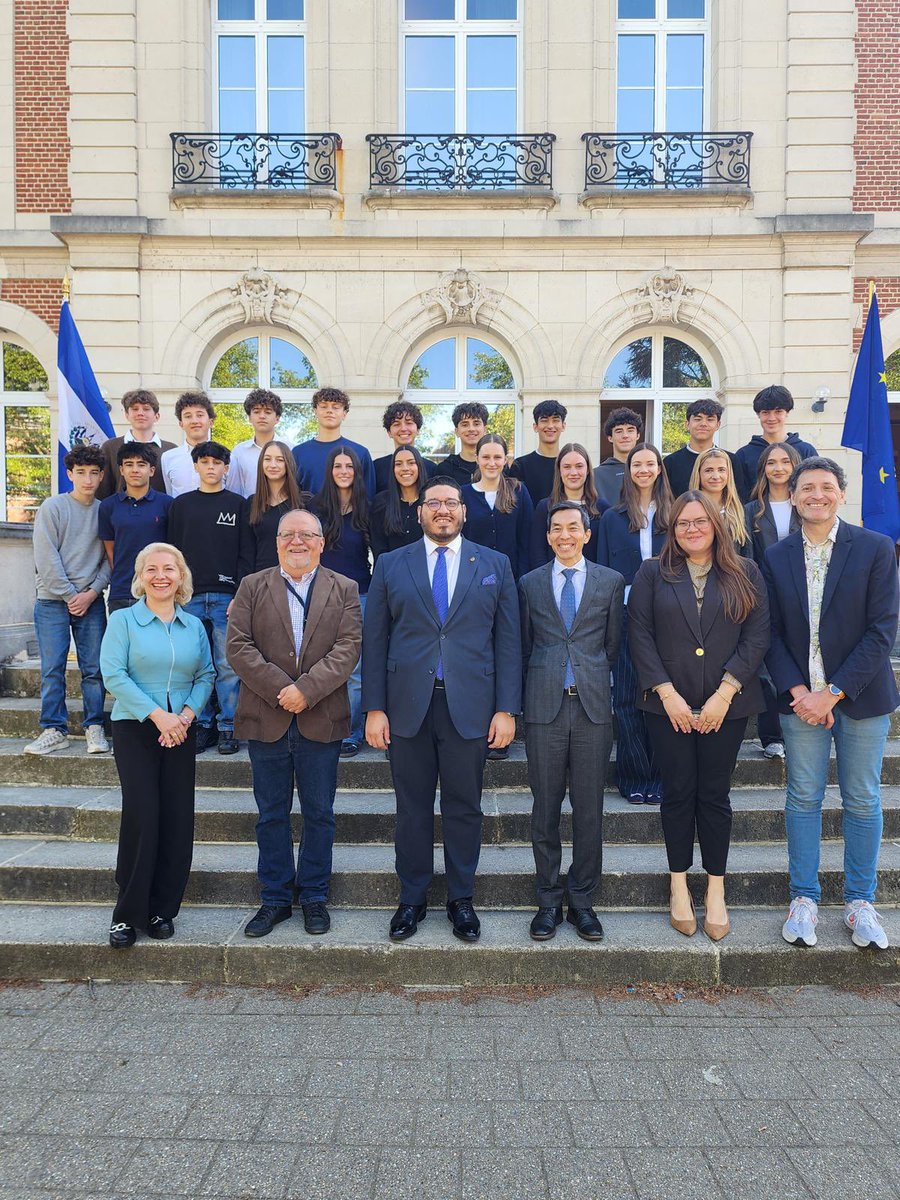 JavierReyes_Sv's tweet photo. Realizamos una presentación sobre El Salvador a alumnos de la Escuela Europea en Bruselas, quienes pronto viajarán a nuestro país en un intercambio cultural. Iniciativas posible gracias al clima de seguridad que vivimos.🇸🇻

Agradecemos al director  por su cálida recepción https://t.co/cOgVReiMBc
