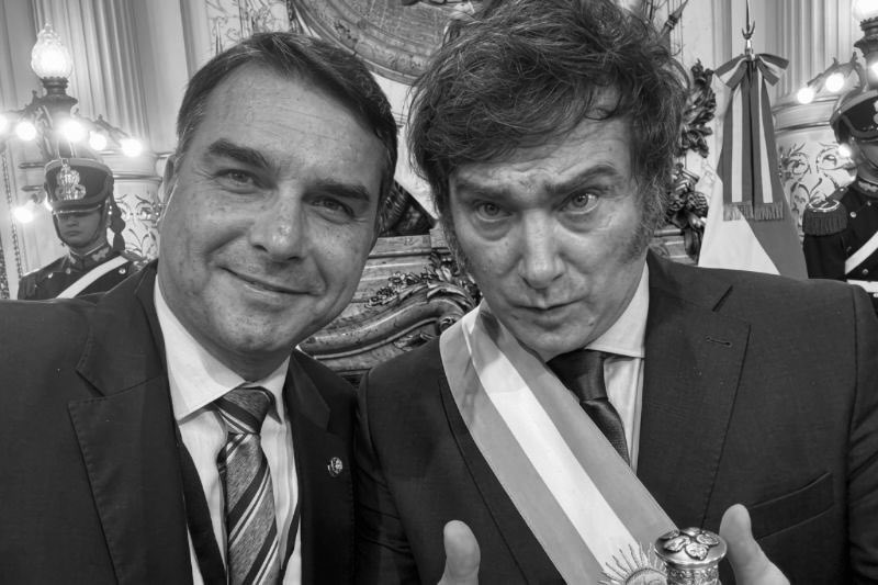 pedrorousseff's tweet photo. 🚨URGENTE! Crise econômica na Argentina faz Javier Milei BATER RECORDE de IMPOPULARIDADE e DESAPROVAÇÃO ao seu governo VAI A 64,5%! 🔥🔥

Flávio Bolsonaro quer IMPLANTAR o mesmo PLANO ECONÔMICO no Brasil HEIN…🇧🇷👀 https://t.co/KS949uGvhy