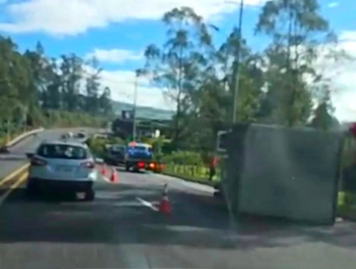 radio_pichincha's tweet photo. ⭕️ #ATENCIÓN | Se registra el cierre de un carril en sentido norte-sur en la Panamericana Sur, a la altura de #Tambillo, debido al volcamiento de un camión y al choque de una motocicleta ocurridos hace pocos minutos.
#LaRadioDeLasNoticias https://t.co/k7CP1P0c1w