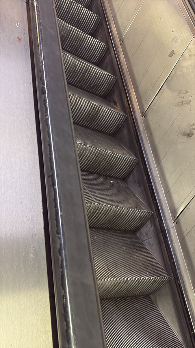 yercurylove's tweet photo. @MetroCDMX Siguen sin funcionar las dos escaleras de constituyentes que mierda les pasa ????  🤬🤬🤬🤬🤬🤬 https://t.co/LO21Rat7Eu