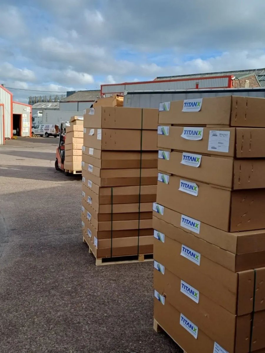 AppliedRads's tweet photo. It's always a good day when a delivery of @TitanX_ products arrive to give our commercial vehicle Radiator &amp; Intercooler stock levels a boost.
There are a few new parts to our range too, most notably with the addition of the 2022 facelift Volvo FM Radiator (OE X-Ref 23875437). https://t.co/QHslENgCOX