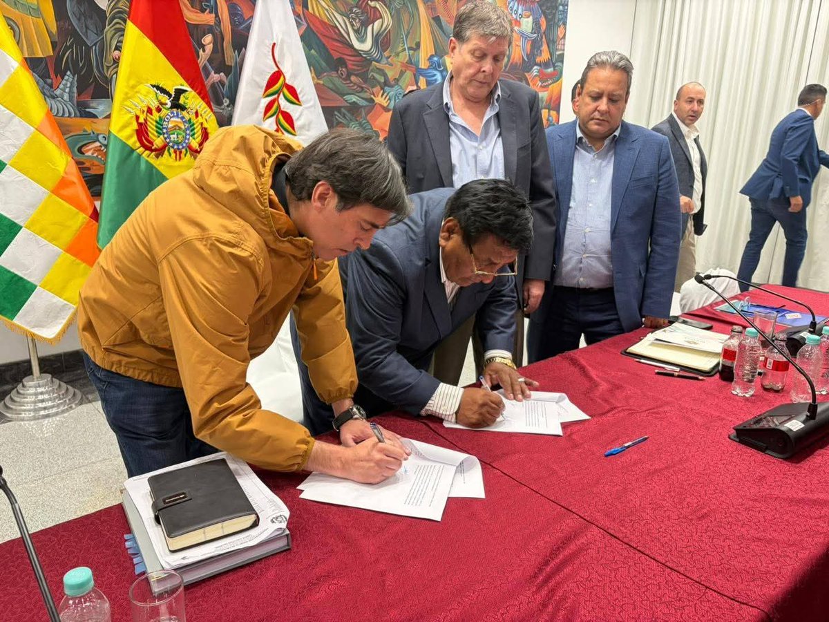 TRANSPORTE Y GOBIERNO LLEGARON A UN ACUERDO 
La Confederación Sindical de Choferes de Bolivia y el Gobierno central alcanzaron un acuerdo que permite levantar las medidas de presión, garantizar el abastecimiento normal de combustible y retomar los servicios de transporte.