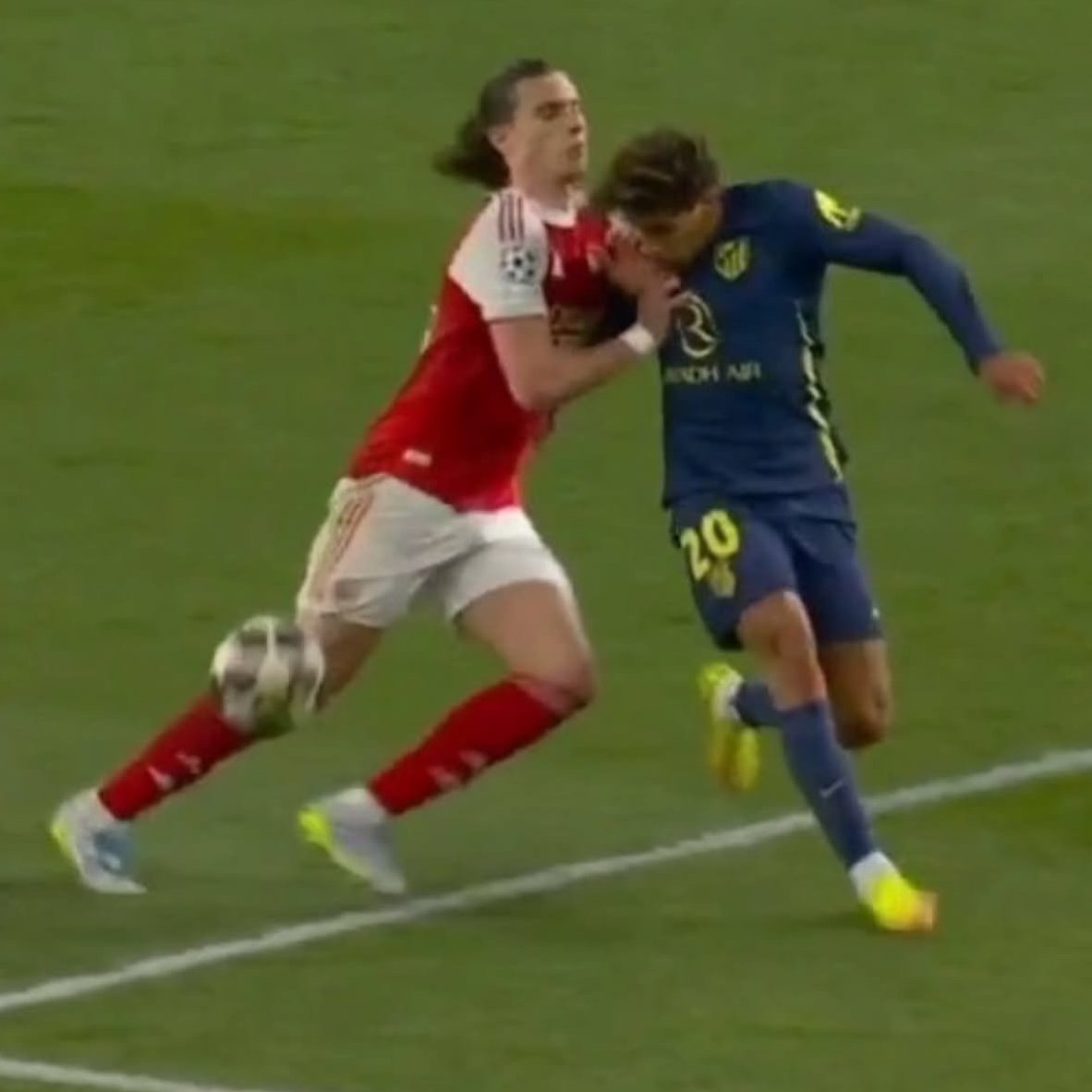 🚨 ⚽️ Queja formal del <a href="/Atleti/">Atlético de Madrid</a> a la <a href="/UEFA/">UEFA</a> 🫵

⚠️ El club tiene las imágenes que demuestran que HUBO PENALTI a GRIEZMANN y también a GIULIANO, ya que no se ha demostrado que estaba en fuera de juego

🔁❌ Segunda queja formal a UEFA tras el doble toque de Julián

<a href="/PedroFullanaSER/">Pedro Fullana</a>