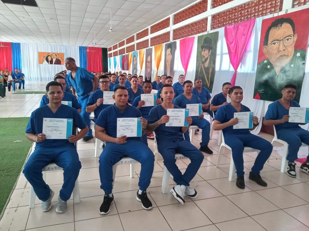 VivaNicaragua13's tweet photo. Con entusiasmo y compromiso, internos del Sistema Penitenciario Jorge Navarro de Tipitapa culminaron con éxito su formación profesional. 🙌📚

Recibieron certificados que acreditan nuevos conocimientos y habilidades para la vida 🎓✨. 🔄🤝 

#LoQueSeVive https://t.co/PlKKzMJUvt
