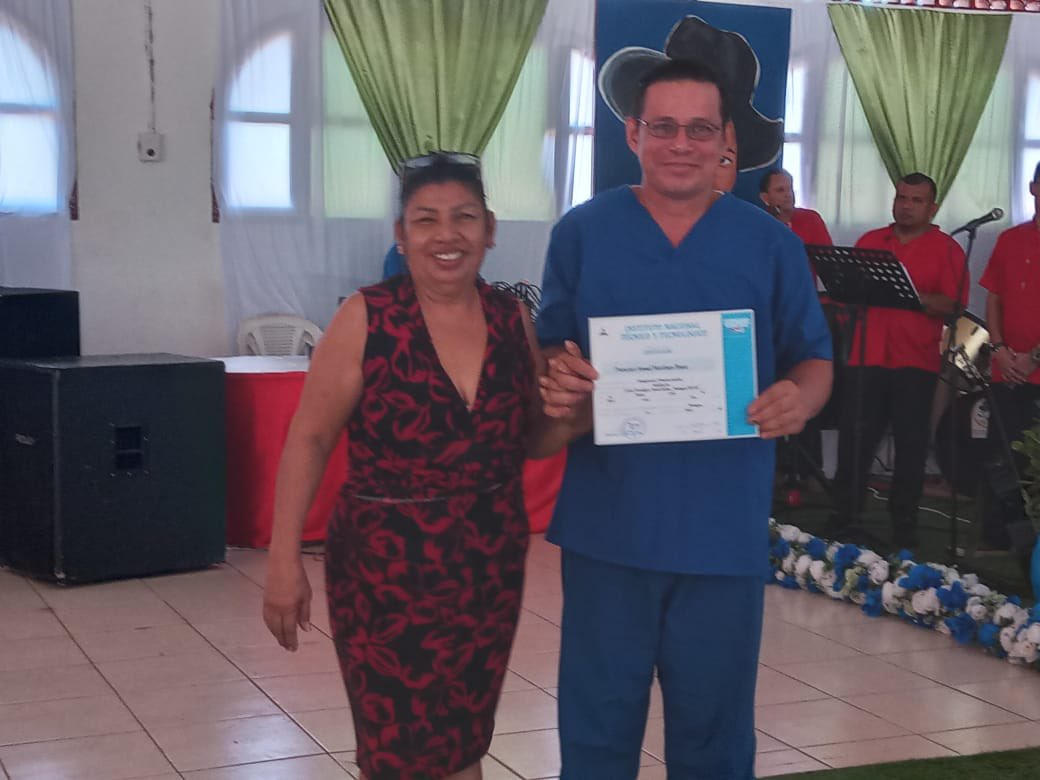VivaNicaragua13's tweet photo. Con entusiasmo y compromiso, internos del Sistema Penitenciario Jorge Navarro de Tipitapa culminaron con éxito su formación profesional. 🙌📚

Recibieron certificados que acreditan nuevos conocimientos y habilidades para la vida 🎓✨. 🔄🤝 

#LoQueSeVive https://t.co/PlKKzMJUvt