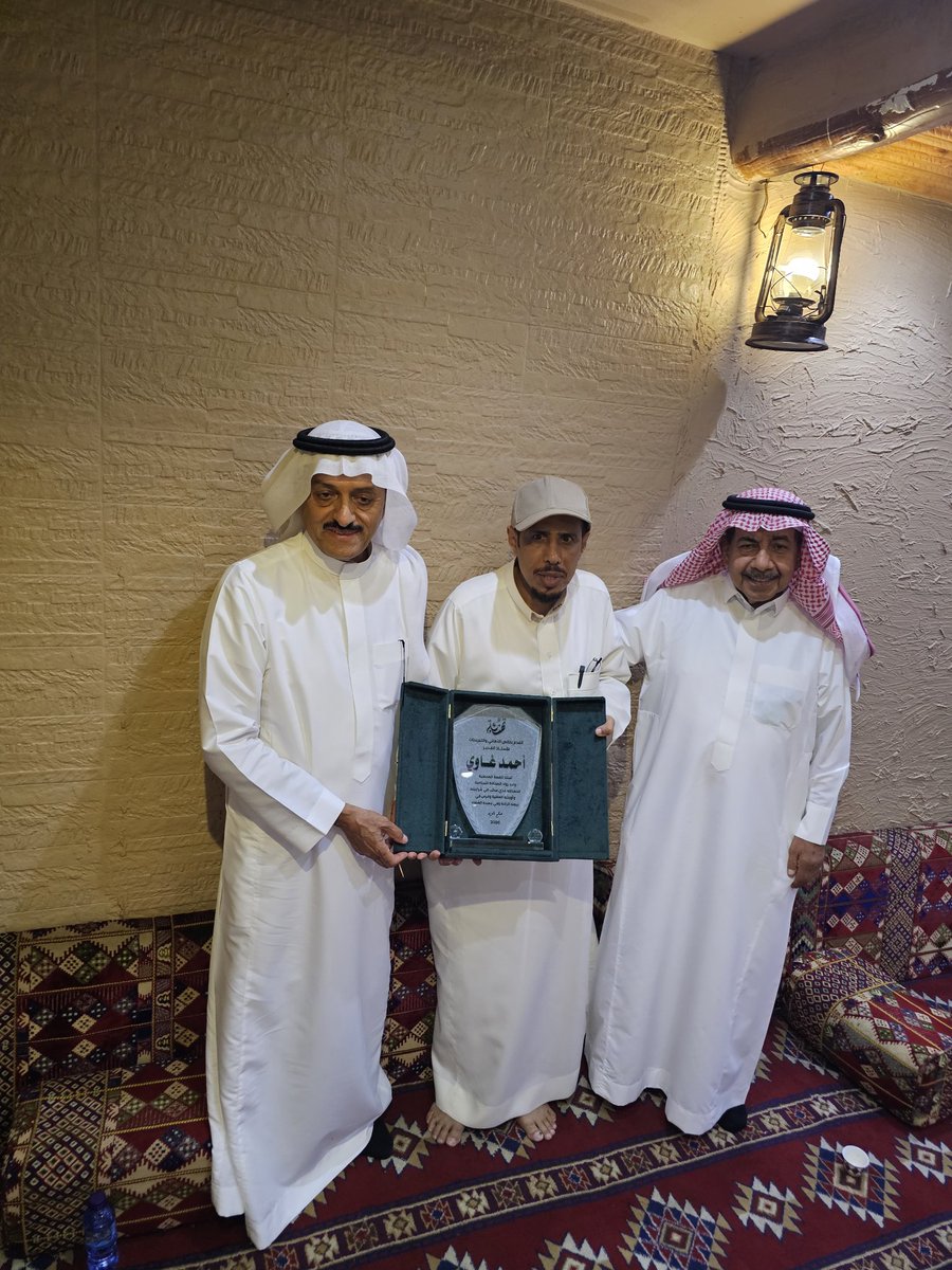 Mosaimit's tweet photo. وفاء الأصدقاء.. احتفائية مودة..

​في أمسية غداء غمرتها مشاعر الود والتقدير، وفي أجواء تؤكد أصالة الأخوة وعمق الصداقة، اجتمع كوكبة من الأصدقاء والمحبين للاحتفاء بسلامة الصديق العزيز، الكاتب الصحفي الاقتصادي القدير الأستاذ أحمد غاوي، وذلك بمناسبة خروجه من العملية الجراحية التي تكللت ولله الحمد بالنجاح.

​تأتي هذه الاحتفالية تعبيراً عن المحبة الخالصة التي يكنّها الجميع لأبي كريم، وتقديراً لمسيرته وقدره الذي لم تزده الأيام إلا قرباً ورفعة في قلوب رفاقه. وقد تخلل هذا اللقاء الأخوي تقديم درع تذكاري يجسد أسمى معاني الوفاء لهذا الصديق النبيل.

​نسأل الله العلي القدير أن يديم على الجميع نعمة المودة والصحبة الصالحة، وأن يمنّ على الأستاذ أحمد بتمام الصحة والعافية ودوام التوفيق.

​صداقة دامت.. ومودة تجمّلت بالوفاء..