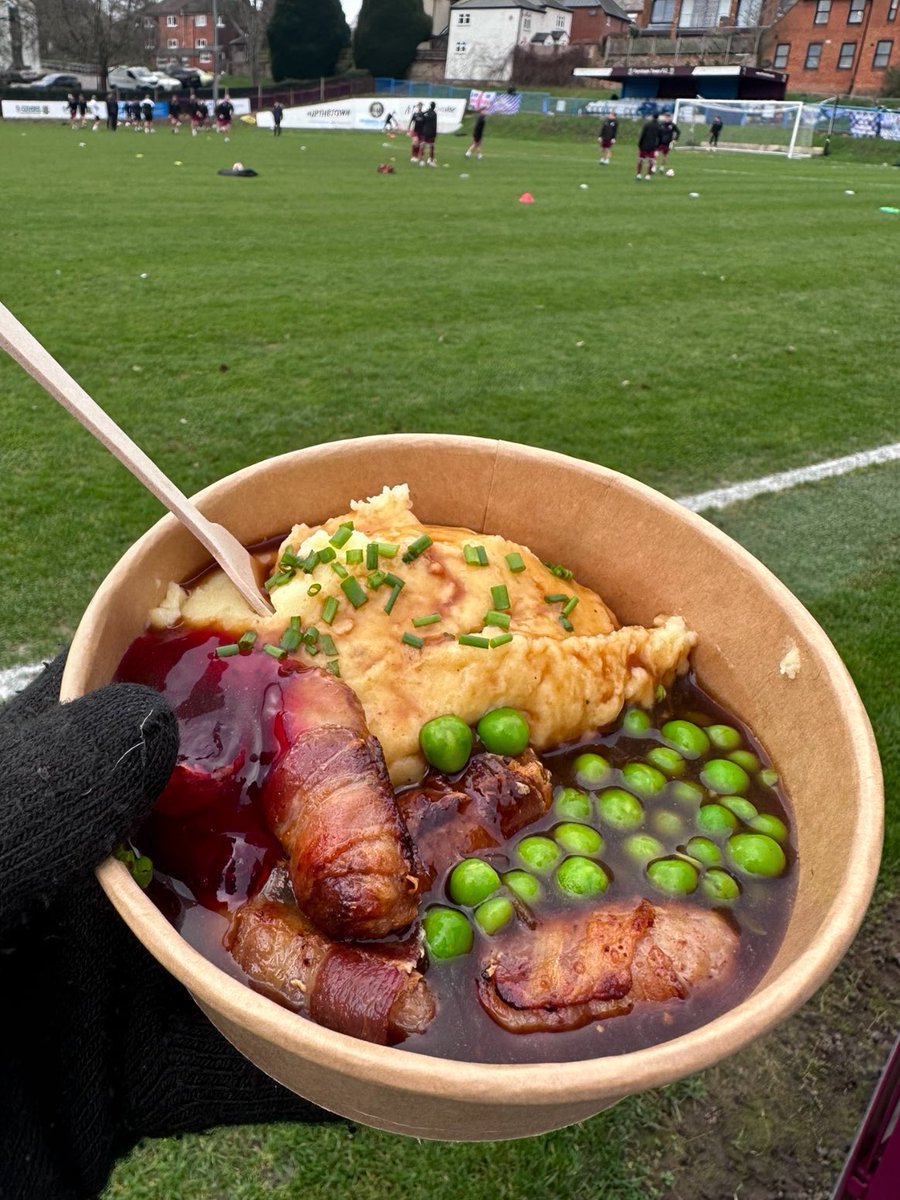 AwayDaysClub_'s tweet photo. ⚽️ Non-league scran is genuinely unbeaten.
Pigs in blankets, bangers &amp; mash at Farnham Town for £7.50 😮‍💨👏 https://t.co/KyESel9XYq