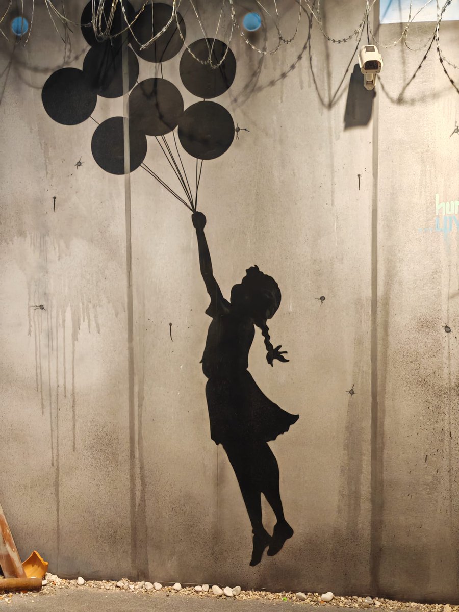 Sukani123's tweet photo. Was ich aus der Banksy-Ausstellung mitnehme ist das Wissen, dass wir links-grün-versifften Gutmenschen keineswegs die Exoten sind.
Wir befinden uns in extrem guter Gesellschaft!
Sollte man auch viel öfter mal erinnern!☺️💚 https://t.co/5AZW0HeXbL