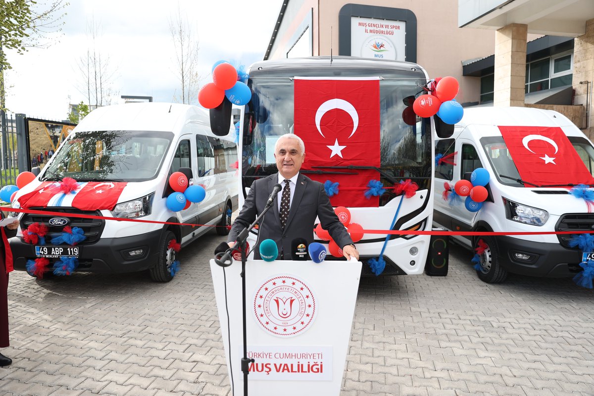 TCMusValiligi's tweet photo. Gençliğe Güç, Spora Destek: Yeni Araçlarımız Hizmete Alındı 🚌 

Valimiz Sayın @Valiavnicakir, ilimiz protokolü ile birlikte gençlerimiz ve sporcularımızın katılımıyla, Gençlik ve Spor Bakanlığımız ile Spor Toto Teşkilat Başkanlığımızca Gençlik ve Spor İl Müdürlüğümüz bünyesine kazandırılan 1 otobüs ve 2 minibüsün hizmete alım törenine katıldı. 

Sayın Valimiz, sporcularımızın müsabakalara ulaşımını kolaylaştıracak, daha güvenli ve konforlu seyahat etmelerine imkân sağlayacak bu araçların; sporun tabana yayılması ve gençlerimizin desteklenmesi adına önemli bir katkı sunacağını belirtti. 

Kurdele kesiminin ardından sporcularımızla birlikte araçlara binen Sayın Valimiz, yeni araçları yerinde inceledi. 

İlimize, Muş gençliğine ve spor camiamıza hayırlı, uğurlu olsun. 🤲🇹🇷#Muş
@TC_icisleri @gencliksporbak @SPORTOTO 

📍Muş Gençlik Merkezi Bahçesi