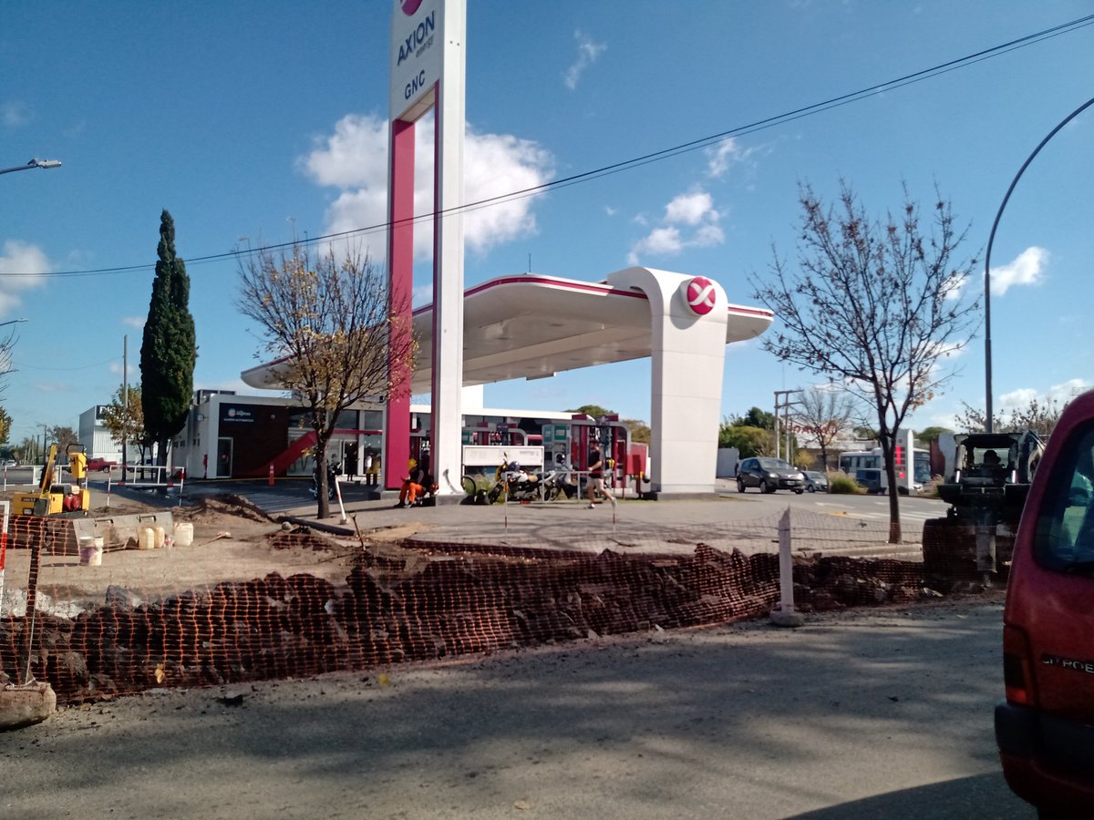 LeitoSi76's tweet photo. @MuniCba, donde está la gente de tránsito ordenando ese caos en Juan B Justo y Circunvalación? Tal vez haciendo boletas en el centro?Trabajos en hora pico de tráfico pudiendo trabajar en la noche que hay baja circulación? Ni pensarlo!! @PasseriniOk https://t.co/2QU2bHDUW6