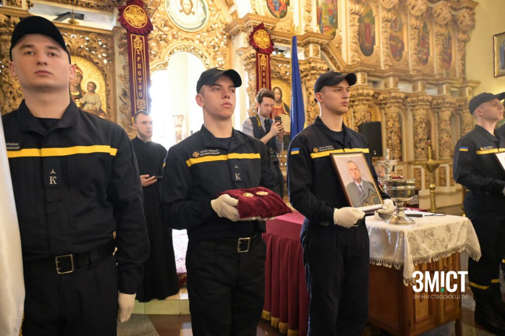 poltavazmist's tweet photo. Полтава попрощалася із загиблими рятувальниками Віктором Кузьменком та Дмитром Скрилем💔 https://t.co/Om9GjKCsPQ