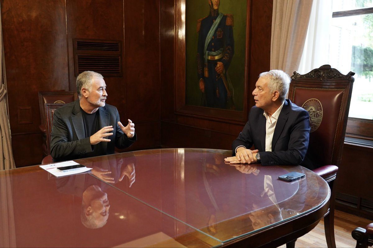 Julio_Alak's tweet photo. Recibimos al intendente de Ramallo, Mauro Poletti, con quien conversamos sobre las dificultades y problemáticas que atraviesan las gestiones locales.

Coincidimos en la importancia de fortalecer el trabajo conjunto entre municipios, compartir experiencias de gestión y construir respuestas concretas frente a los desafíos que enfrentan nuestras comunidades.