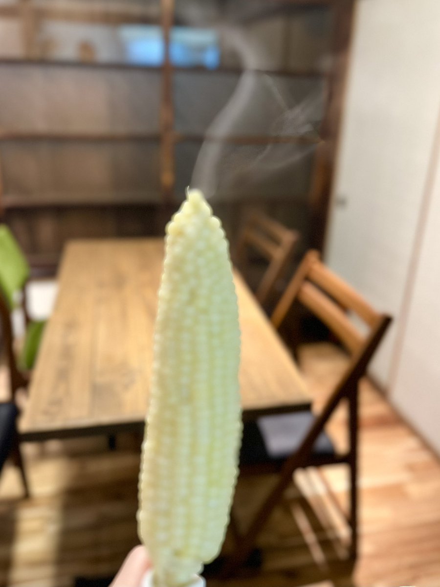 DJYossyCooking's tweet photo. あら？ベビーコーンを抱いたコーン🌽
阿蘇から白いとうもろこし「雪の妖精」が届きました。これまた甘い🌽
お店では何かお料理にしますが、本当はただ蒸しただけのものが好き❤️

#nimo 
#下馬グルメ 
#三宿グルメ
#世田谷グルメ 
#古民家レストラン  
#とうもろこし の季節 
#和風ダイニング三宿nimo https://t.co/octtrXyLdx