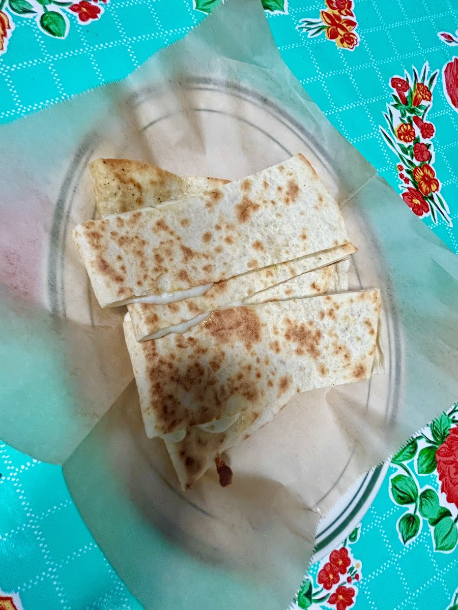 au__chocolat's tweet photo. easily the best quesadilla oat https://t.co/fogKPutEpZ