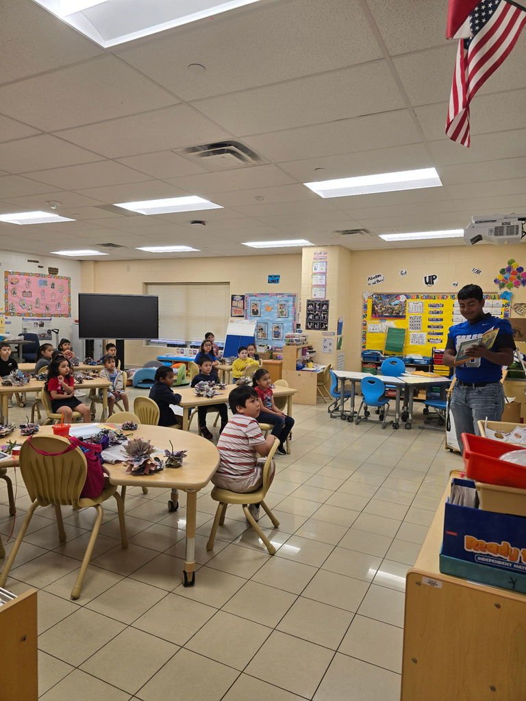 KawasElementary's tweet photo. Big thank you to our CHS Football team for visiting Kawas and reading to our kindergarten students! 📚🏈 Thank you for being amazing role models for our little ones—we appreciate you! https://t.co/nLiHm9QjqT
