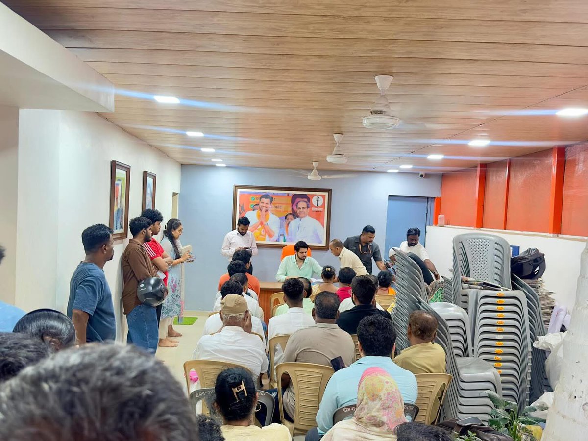 SardesaiVarun's tweet photo. नेहमीप्रमाणे आज आयोजित ‘जनता दरबार’ मध्ये बीएमसी, म्हाडा, एसआरए, पोलीस तसेच इतर नागरी समस्यांसंदर्भात नागरिकांशी संवाद साधून त्यांच्या तक्रारी व अडचणी जाणून घेतल्या. https://t.co/qNxfLVLXQq