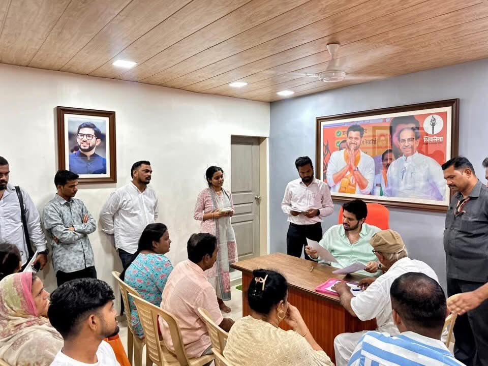 SardesaiVarun's tweet photo. नेहमीप्रमाणे आज आयोजित ‘जनता दरबार’ मध्ये बीएमसी, म्हाडा, एसआरए, पोलीस तसेच इतर नागरी समस्यांसंदर्भात नागरिकांशी संवाद साधून त्यांच्या तक्रारी व अडचणी जाणून घेतल्या. https://t.co/qNxfLVLXQq