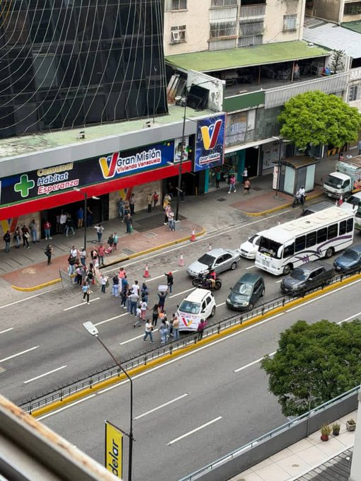 #6May  #Chacao #Protesta
La avenida Francisco de Miranda, en sentido oeste, fue cerrada por una protesta frente al Ministerio de Vivienda en el municipio Chacao. Autoridades recomendaron tomar previsiones ante la congestión vehicular. – <a href="/MarvinBeisbol/">Marvin Mijares</a>