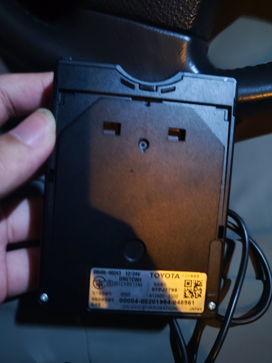 ABSA97042186's tweet photo. 純正のトヨタETCデバイスが海を渡って中国に渡り、左ハンドル仕様の日産ティーダに取り付けられたときwww🤣 https://t.co/QpltBZVN81