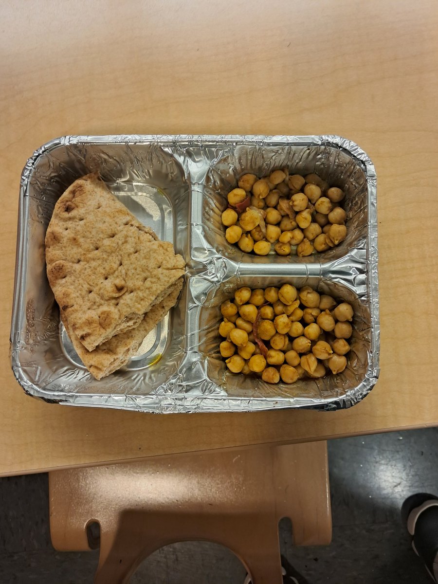 MsJay0621's tweet photo. This is why the children are lagging behind on their attendance, why is the Department of Education serving food like this. But yet the only thing that the top administrators is focused on attendance,  can the students get better food @NYCMayor https://t.co/qezcxceN9R