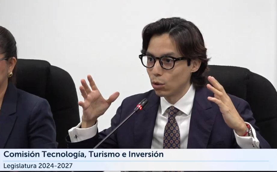 "La propiedad d ese bien no pasa a manos d privado; no es una privatización, es un uso por un tiempo determinado q el privado va a hacer, claro, el privado al invertir, al darle nueva tecnología e infraestructura al Estado, tiene q lucrarse también": <a href="/rodrigoayalasv/">Rodrigo Ayala</a> <a href="/investinSV/">Invest in El Salvador 🇸🇻</a>