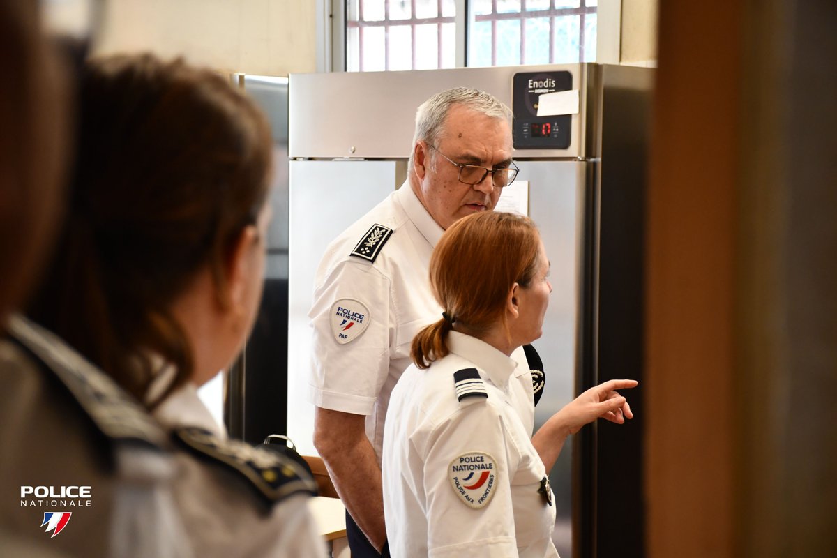 PoliceNat06's tweet photo. #PoliceAuxFrontieres I Visite de M. le Directeur National de la Police aux Frontières
Échanges avec les policiers à la frontière mentonnaise, suivi d’une visite du Centre de Rétention Administratif et à l’aéroport Nice Côte d’Azur
Engagement quotidien pour protéger nos frontières https://t.co/MZTW15vt8o