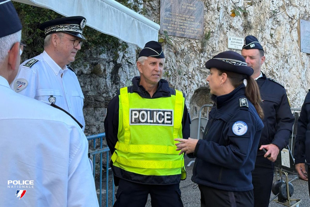 PoliceNat06's tweet photo. #PoliceAuxFrontieres I Visite de M. le Directeur National de la Police aux Frontières
Échanges avec les policiers à la frontière mentonnaise, suivi d’une visite du Centre de Rétention Administratif et à l’aéroport Nice Côte d’Azur
Engagement quotidien pour protéger nos frontières https://t.co/MZTW15vt8o