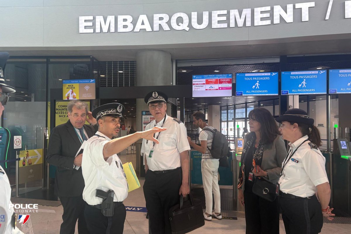PoliceNat06's tweet photo. #PoliceAuxFrontieres I Visite de M. le Directeur National de la Police aux Frontières
Échanges avec les policiers à la frontière mentonnaise, suivi d’une visite du Centre de Rétention Administratif et à l’aéroport Nice Côte d’Azur
Engagement quotidien pour protéger nos frontières https://t.co/MZTW15vt8o