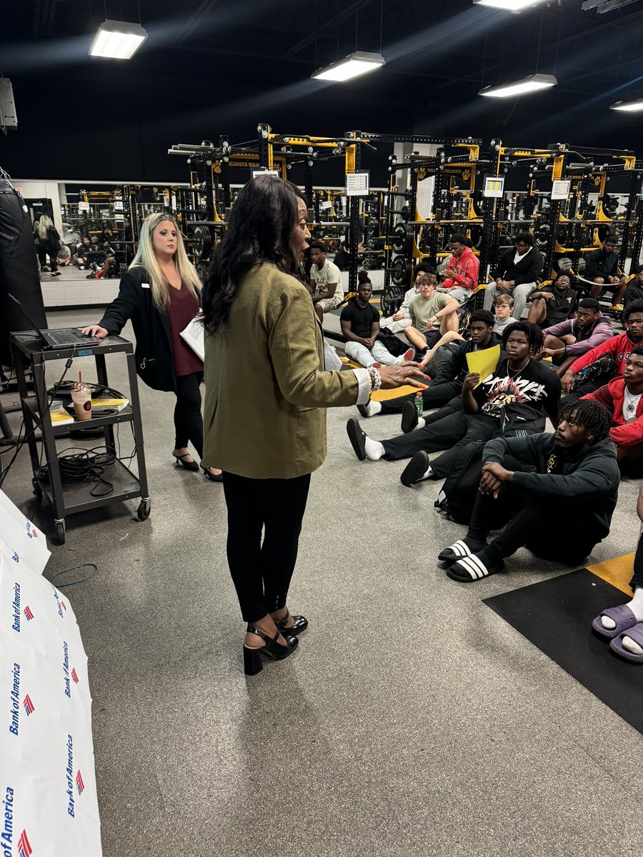 24VHSFootball's tweet photo. Huge thank you to Mrs. Linda Peyton and Mrs. Clara Raeder of Bank of America for speaking with our team this morning about banking and financial literacy!!

Your financial expertise will help our student-athletes build strong futures far beyond the field! 💸📊

#DATE #GOCATS https://t.co/Z2XjPKGT3x