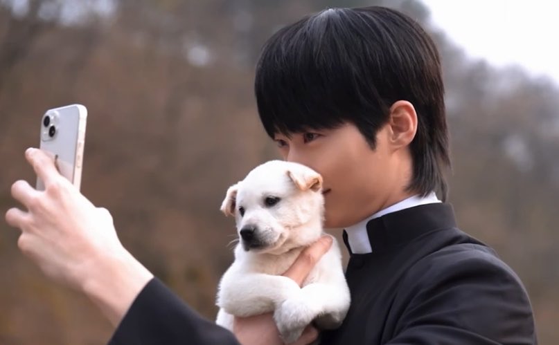 bxxwoos's tweet photo. 우서기 강아지한테 무조껀 코 들이대고 
냄새 맡는거 아는사람 .... https://t.co/Wql67h2ai4