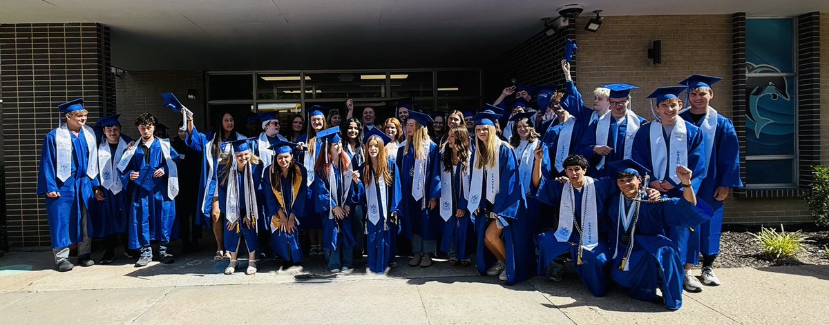 bcunningham61's tweet photo. Love having the seniors from @LHSJAYS come back for their @ADdolphins elementary tour! #lpsAD #SharetheGoodLPS @LIBERTYSCHOOLS 🐬 https://t.co/BfNVZ7snyM