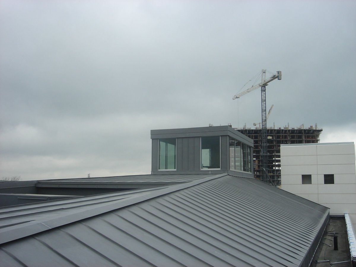 AmerRoofing1904's tweet photo. Our work extends beyond San Antonio! 🏙️ This Citibank project in Austin features VMZINC wall panels and a double lock standing seam zinc roof, delivering durability and a clean, modern finish. https://t.co/9mhrdODpC7  

#ProjectHighlight #AustinTX #MetalRoofing #AmericanRoofing https://t.co/oKjfef41U3
