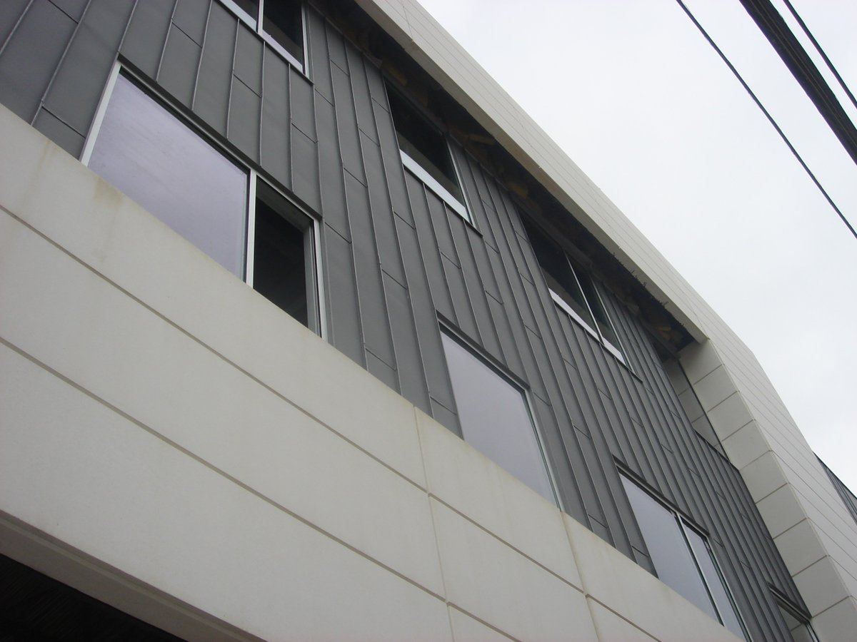 AmerRoofing1904's tweet photo. Our work extends beyond San Antonio! 🏙️ This Citibank project in Austin features VMZINC wall panels and a double lock standing seam zinc roof, delivering durability and a clean, modern finish. https://t.co/9mhrdODpC7  

#ProjectHighlight #AustinTX #MetalRoofing #AmericanRoofing https://t.co/oKjfef41U3