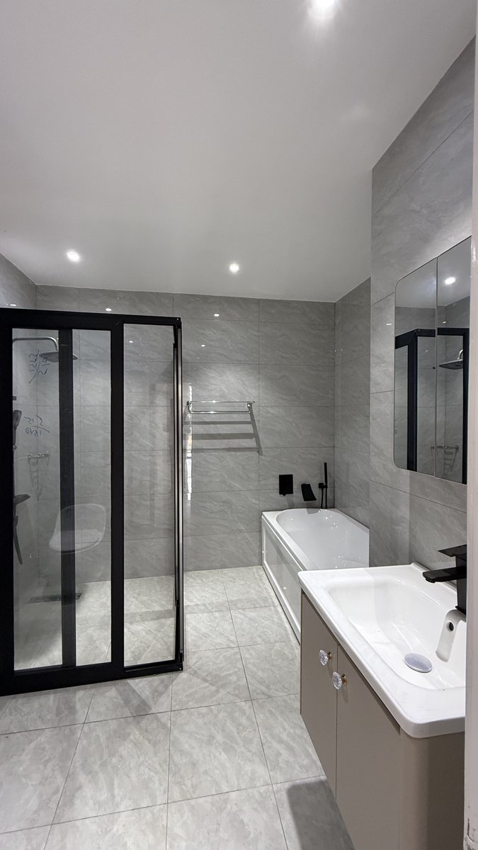 HouseMasterGh's tweet photo. For Sale 
Reduced to Sell !!
Newly Built 4 Bedroom House + Boys Quarters 
📍Lakeside
Price: $250,000

Property Features;
* Ensuite bedrooms 
* 2 No. Family Area(s)
* Fitted kitchen 
* Rooftop terrace 

For viewings &amp; further details,call/whatsapp 
☎️ 0504385603 or 0243856807 https://t.co/2y7VZVv95i