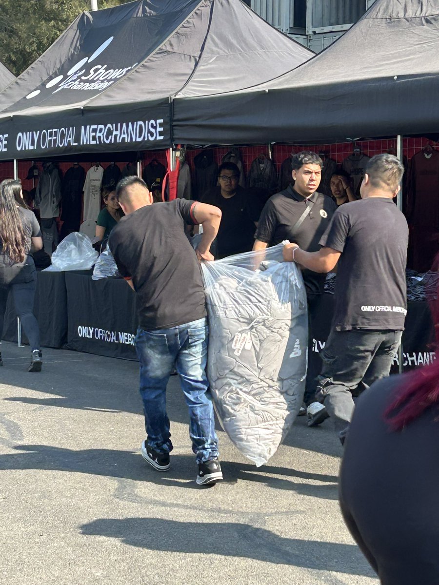 nnaolian25's tweet photo. @Profeco El del último amenazó army de agredirla , se supone que no iba ver revendedores y le dieron privilegio  ante que estuvieron esperando 
@ocesa_kpop @ocesa @HYBE_MERCH @hybe_latam https://t.co/WkPWQ9R9Hc