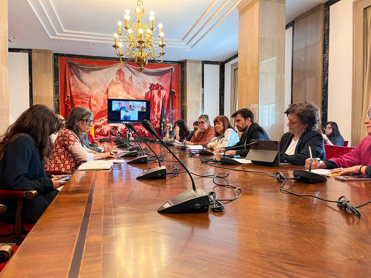 J_Sanchez_Serna's tweet photo. 🇵🇸 Esta tarde recibimos en el Congreso a Francesca Albanese, relatora de la ONU para los territorios palestinos, y alguien que se ha atrevido a decir la verdad sobre los planes genocidas de los sionistas. Quizá, por eso, EE.UU. la sanciona y persigue por medio mundo. Honor. https://t.co/Ga7jvAsZgi