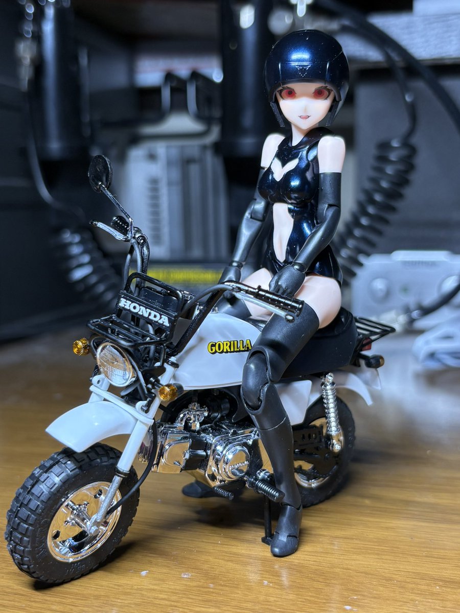 LingTree1's tweet photo. アオシマ、GORILLA。邪道な作り方ではあるけど、取り敢えず完成。本来はメッキ剥がして、組みながら塗装がセオリーだと思うけど、中学生の時に無理矢理バイク模型を作った時のノリで部分塗装の筆塗りでリベンジ。歪みとかは見なかった事にする。メガミとは合うな…モンキーも買おうかな。 https://t.co/00CWxXUIAr