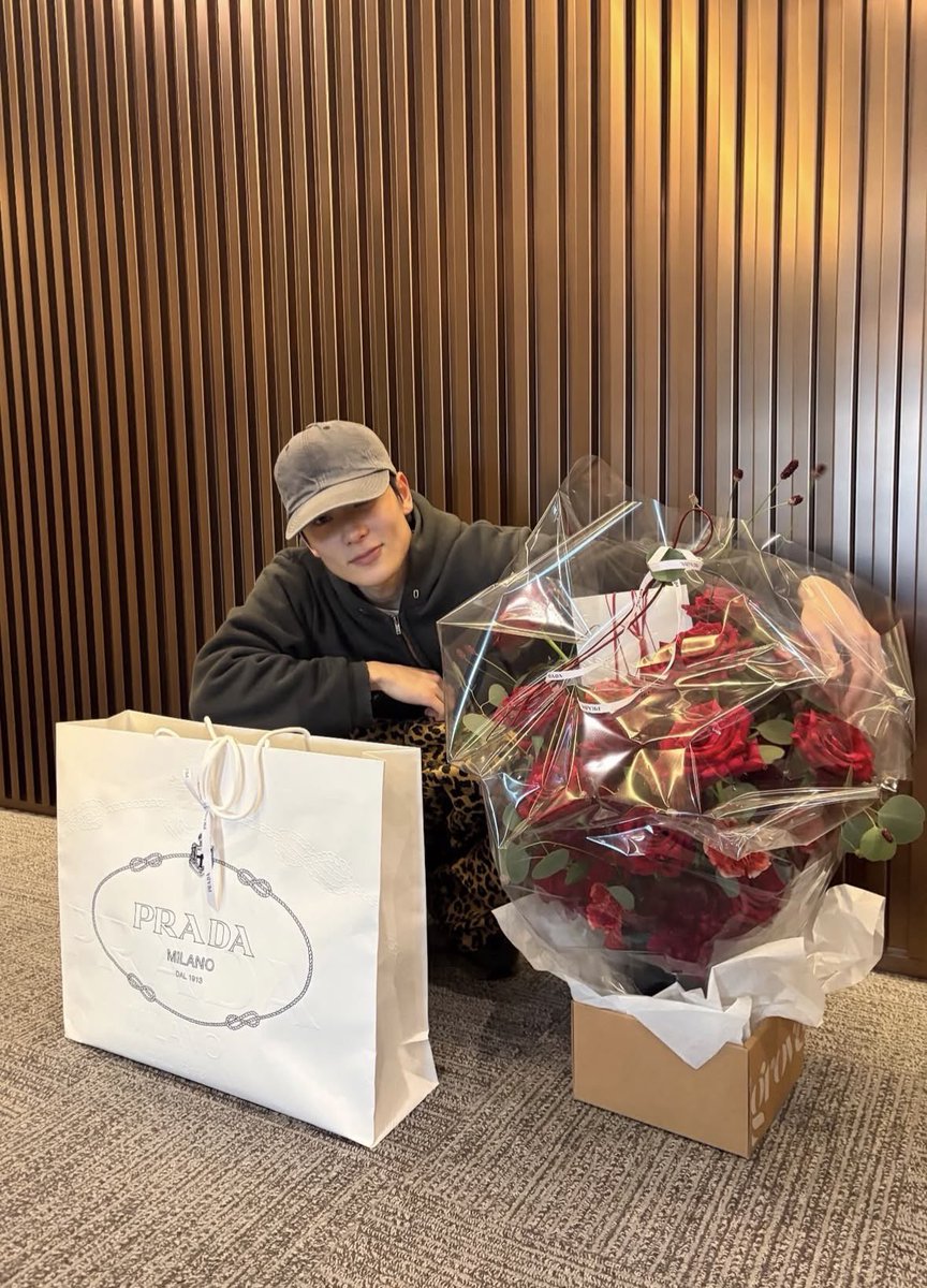 almoureaj's tweet photo. [jaerose] A special gift, red roses https://t.co/r6YAGKI1yu