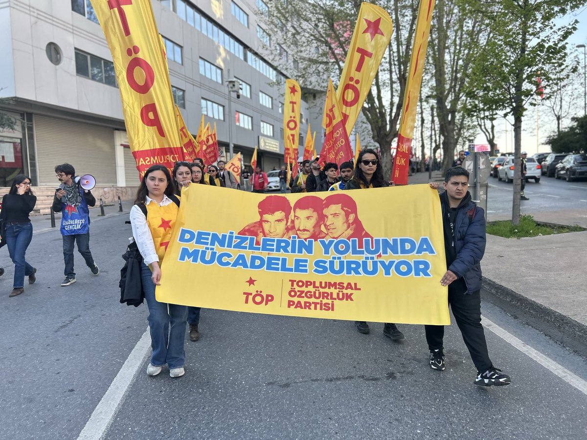 ozgurtoplumsal's tweet photo. 📍İstanbul

68 kuşağı önderlerinden Deniz Gezmiş, Hüseyin İnan ve Yusuf Aslan’ın idam edilişlerinin yıldönümünde Üç Fidan’ın devrimci mirasına sahip çıkıyoruz.
Denizlerin yolunda, NATO’nun karşısındayız!  Denizlerin 6. Filo’yu denize döktüğü Dolmabahçe’ye yürüyoruz.
#6Mayıs1972 https://t.co/mqMncy3kji