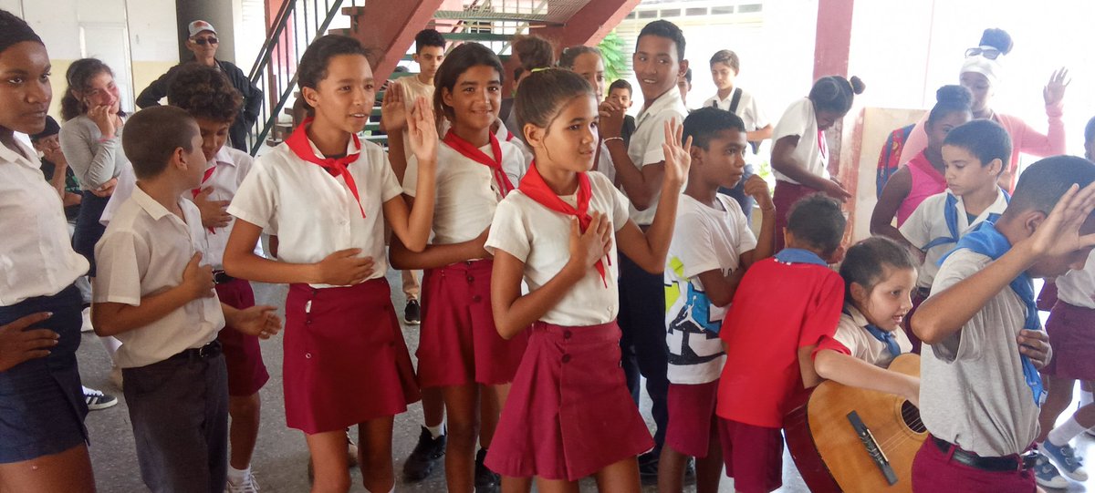 EducacionIJ's tweet photo. En este instante disfrutan  los escolares de la Escuela Especial José Martí del ritmo contagioso del Son.#CubaEsSon.
@EducacionIJ .
@CubaMined .
@SentirPinero1 .
@EnaReyesTorre .
#LaClaveCubana. https://t.co/47qJ2uGoKB