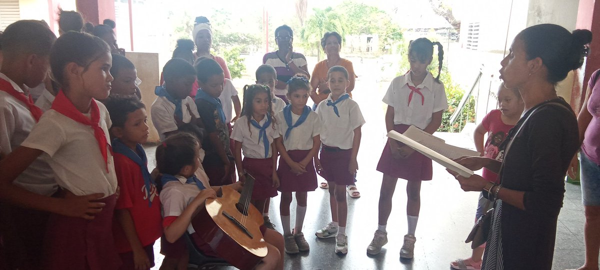 EducacionIJ's tweet photo. En este instante disfrutan  los escolares de la Escuela Especial José Martí del ritmo contagioso del Son.#CubaEsSon.
@EducacionIJ .
@CubaMined .
@SentirPinero1 .
@EnaReyesTorre .
#LaClaveCubana. https://t.co/47qJ2uGoKB